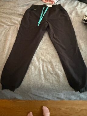 Figs Black lined scrub pants size small